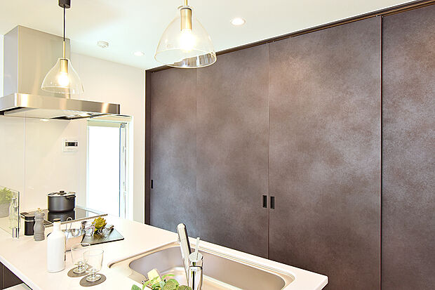 【キッチン背面の扉を閉めれば、生活感を感じさせない空間に！】（4号地モデルハウス）