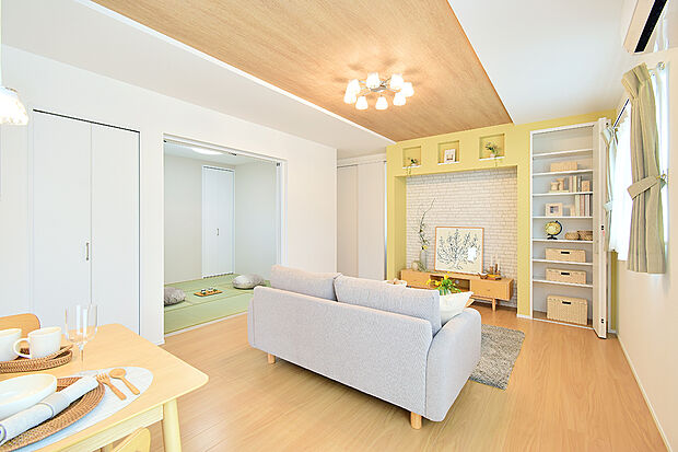 【和室の戸の開放で、さらにゆったりとしたリビングに！】（6号地モデルハウス）