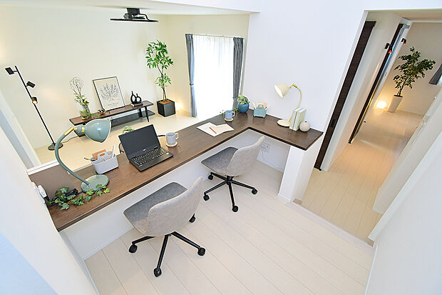 【階段途中に設けた、小上がりのテレワークスペース】(3号地 モデルハウス)
