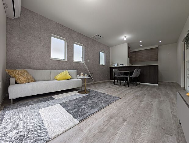 【2号地リビング】明るく開放感あふれるリビング。大きな窓からの自然光が明るく心地よい空間を作り出します。シンプルな内装は家具やインテリアとの相性も抜群で、家族団らんや友人との集まりに最適な場所です。