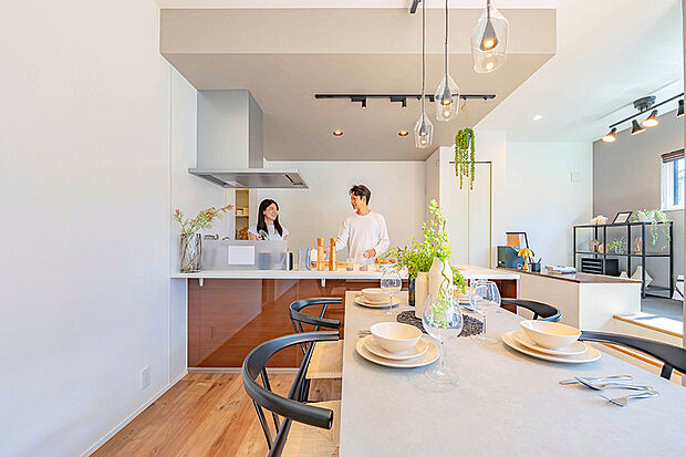 【現地MODEL HOUSE 01】リビングの一部にはピクチャーレールを採用。壁を傷つける事なくレイアウトが可能です。※2025年10月撮影