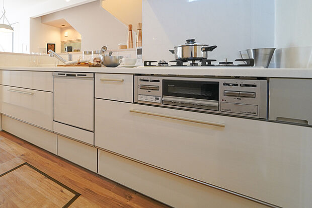 【トクラスBb I型キッチン【TOCLAS】】継ぎ目がなくお手入れ簡単な人造大理石カウンター・シンクが標準。大容量の引き出し収納や最適な作業動線で、調理器具や食品がたっぷり収まり、使いやすさと収納力を兼ね備えた実用的なキッチンです。