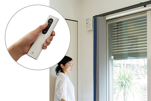 【リモコン電動シャッター（1F引違い窓）】電動だから力いらず。朝晩の開け閉めもスムーズで快適に使用できます。