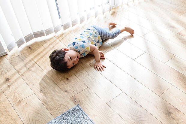 【エアー・ウォッシュ・フローリング】太陽光や照明の光に反応して有害物質を除去します。それにより抗ウイルス・抗菌効果もあり安心で健康的な生活を床から支えます！