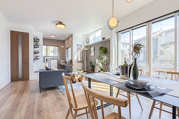 【現地MODEL HOUSE 04】天井高さ2.7mに加え掃き出し窓高さ2.2mを採用。明るく開放的なLDKが魅力的です。※2026年2月撮影