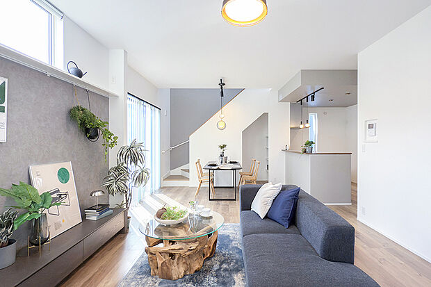 【近隣MODEL HOUSE 01】子供の気配を感じられるリビングin階段を採用。階段と一体的な広がりを感じる事も出来ます。
※2026年2月撮影