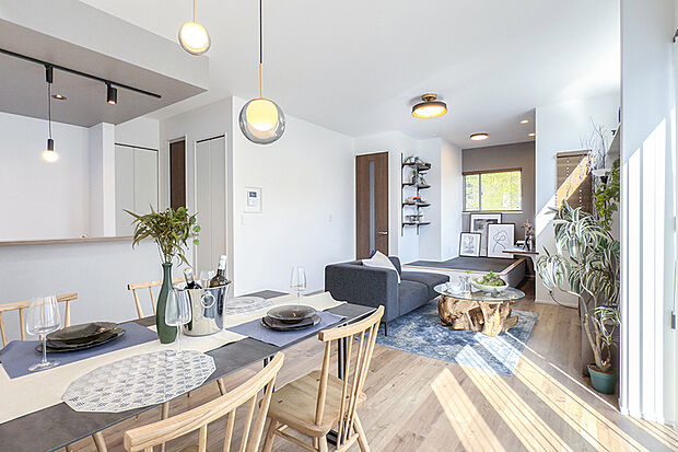 【近隣MODEL HOUSE 01】天井高さ2.7mに加え掃き出し窓高さ2.2mを採用。明るく開放的なLDKが魅力的です。※2026年2月撮影