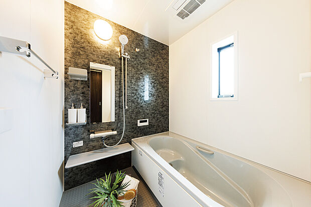 【バスルーム／LIXIL「AX」】お湯が冷めにくい浴槽保温材と保温組フタの「ダブル保温構造」やエコアクアシャワー＆浴室暖房乾燥機付きです。