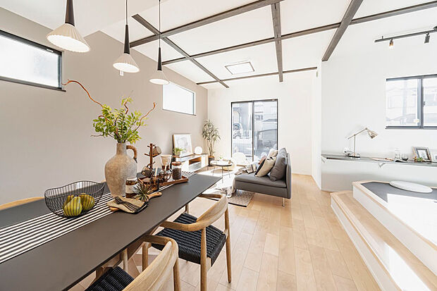 【モデルハウス1号棟】リビング・ダイニングフロアーから2ステップ上がったフロアーに階段や堀机カウンターを備えた寛ぎ空間のステアリビングをレイアウト。※現在家具は設置されていません※2024年12月撮影