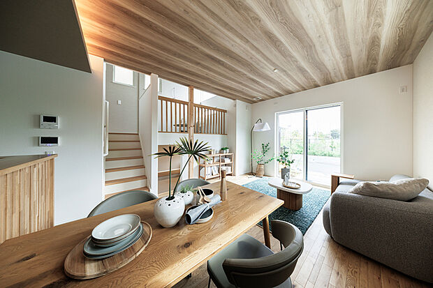 【モデルハウス1-28号棟】玄関から2階へ向かう際にリビングを必ず通る位置に階段を配置。家族が自然に顔を合わせる機会を生み、日常のコミュニケーションを豊かにします。※28号棟/2025年11月撮影