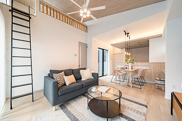 【モデルハウス2号棟】【ロフト付きリビング】吹抜け天井の先には、広々としたロフトが備えてあります。※2号棟/2025年8月撮影