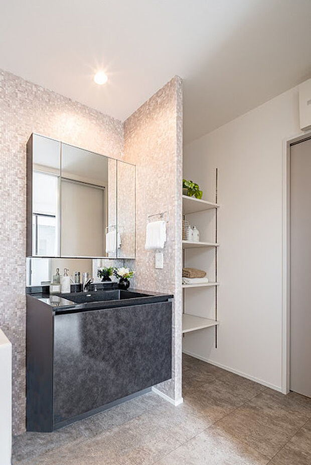 【モデルハウス2号棟】【リネン庫付きで、いつでもすっきり整う洗面空間】
生活感が出やすい空間だからこそ、収納がしっかり確保されていると、日々の暮らしがぐっと快適に。※2号棟/2025年8月撮影