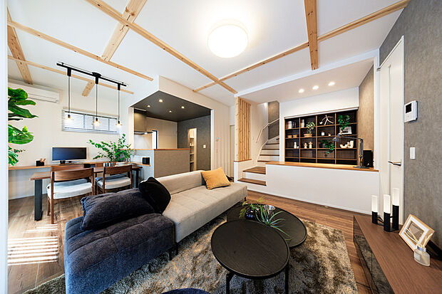 【モデルハウス1号棟】階段から2段上がったテキスタイルフロア敷の小上り空間のステアリビングを設置。※1号棟2025年10月撮影