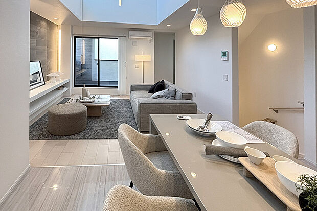 【モデルハウス1号棟】バルコニーにつながる2階リビングは、外の目線が気にならず明るい空間で寛げます。※1号棟/2025年11月撮影