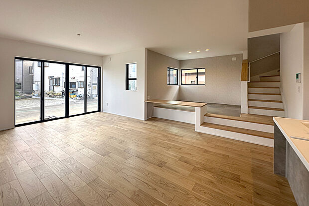 【【建物完成】4号棟】2.7mの天井とハイサッシが織りなす、伸びやかで上品なリビング空間。明るさと開放感に包まれた、贅沢なひとときを楽しめます。※4号棟/2025年11月撮影