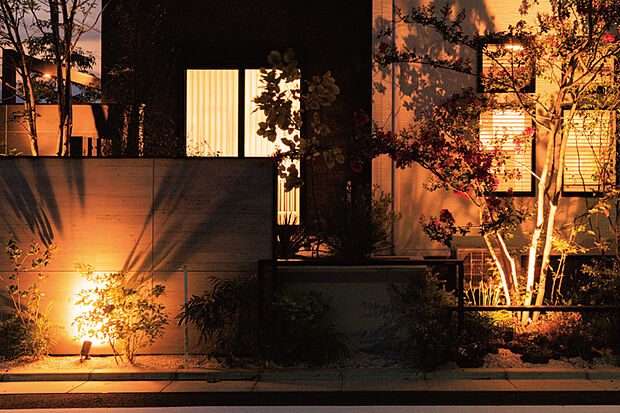 【灯かりのいえなみ協定】住人がガイドラインに沿った協定に基づき、街全体で常夜灯を自動点灯させる取り組みです。街中に光を灯すことで、防犯はもちろん、暗い夜道での転倒や事故を防ぐことにもつながります。