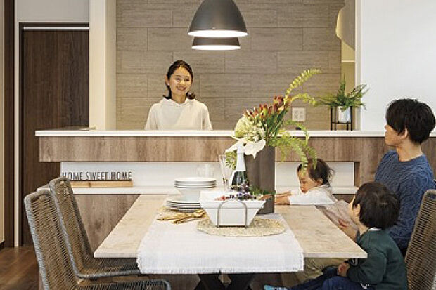 【対面キッチン】開放的な対面キッチン。家族の声や姿を感じられて安心して料理を楽しめます。※画像はイメージ