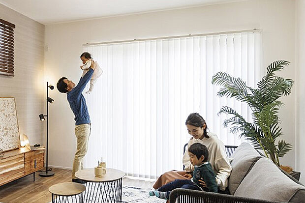 【ハイシーリング＆ハイサッシ】リビングの天井高は２.7m。高さ２.2ｍのハイサッシから採光が注ぎ込み、開放感あるリビングでゆったり過ごせます。