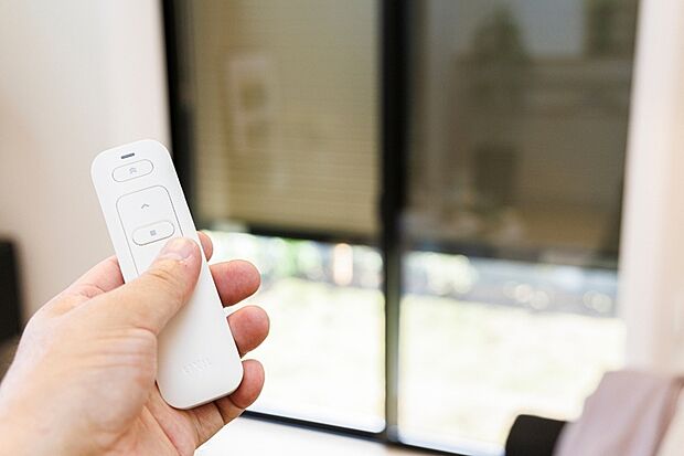 【電動シャッター】窓を開けずに開閉でき、防犯対策とともに、雨風による汚れから窓を守ります。