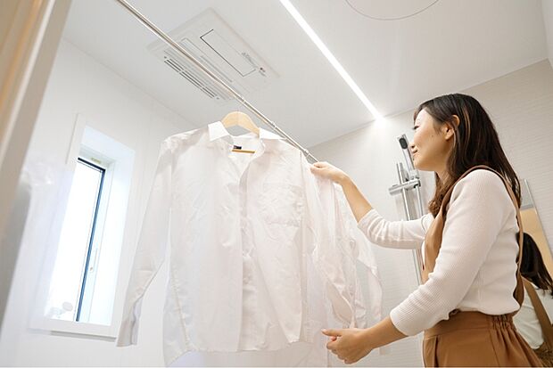 【クリナップ／フロアコンテナ】フロアコンテナの前板の下部はアルミ製なので衝撃や薬品に強く、床の掃除も気兼ねなくできます。