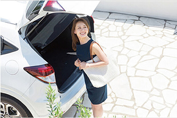 【--】【カースペース2台並列駐車可能】並列駐車可能なので、出し入れがしやすく、夫婦それぞれの車やゲスト用など快適に利用できます。※2台目は軽自動車対応。