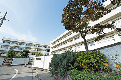 七林中学校（現地より徒歩10分） 約730m