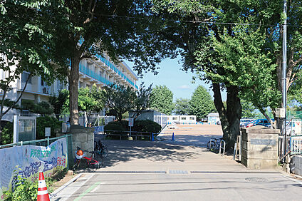 安松小学校（現地より徒歩6分） 約470m