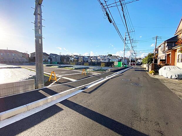 接道する道路は交通量が少なく、穏やかな時間が流れる落ち着いた環境。車の音も少なく、のびやかに空が広がる静かな街並みは、家族の暮らしにやすらぎをもたらします。