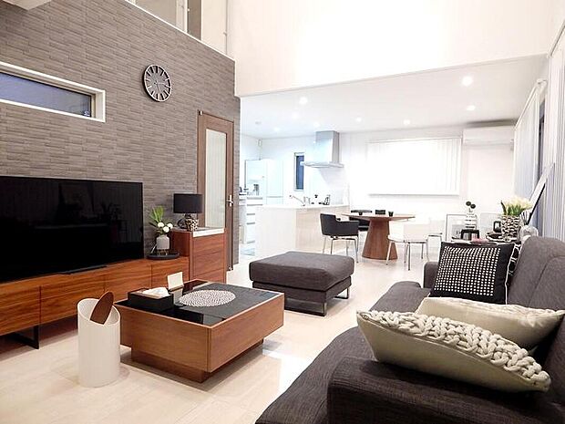 クロスやフローリング、建具を自由に選べるだけでなく、コンセントの位置変更も可能。折り上げ天井や梁あらわしなどのデザインアレンジを加えることで、より開放的な空間へと仕上げることもできます。細部までこだわ