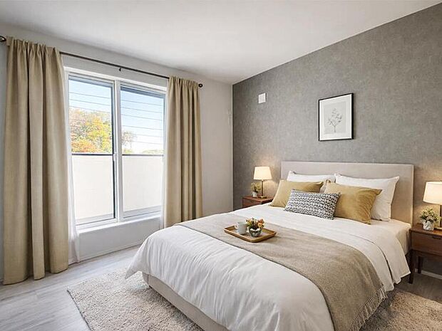 【アクセントクロスが映える主寝室】(4号棟)アクセントクロスが映える主寝室は、落ち着きある上質な雰囲気が魅力。大きな窓からやさしい光が差し込み、心地よい目覚めを演出します。ゆとりある広さで、毎日の疲れを癒す空間です。