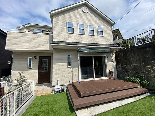 【外観施工事例】単色で統一した外観は、洗練された美しさと上質な雰囲気を演出。直線的なフォルムと美しいガラス面がスタイリッシュな印象を与えます。一方、複数の色を組み合わせることで、個性的で魅力的なデザインも実現可能。