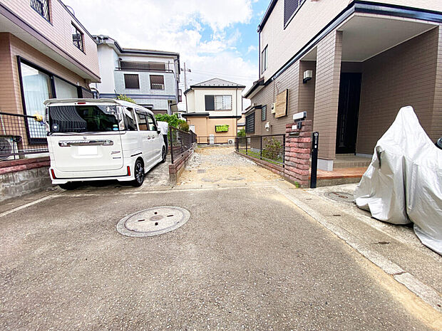 【南側が開けた陽だまりの敷地に 理想の住まいを】閑静な住宅街に佇む限定1区画。
プライベート感のある立地で、交通量も少なく安心です。
南側が開けた陽当たりの良い明るい敷地で、
ご家族の快適な暮らしを実現します。