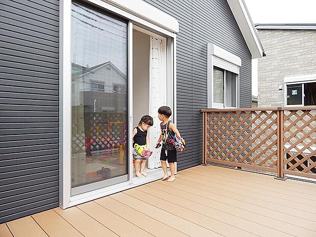 【構造・工法・仕様】お家遊びが充実♪お子様の水遊びやBBQなど様々な使い方で楽しめるウッドデッキも設置可能です。ウッドデッキの他にもカーポート施工などもご相談可能です。