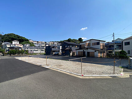 現地は、日々の移動や車の出し入れがしやすい平坦地。