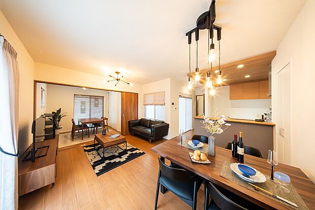 居室としても使えるマルチルームを開放すると20帖以上の広々リビングルームに。（6号地）