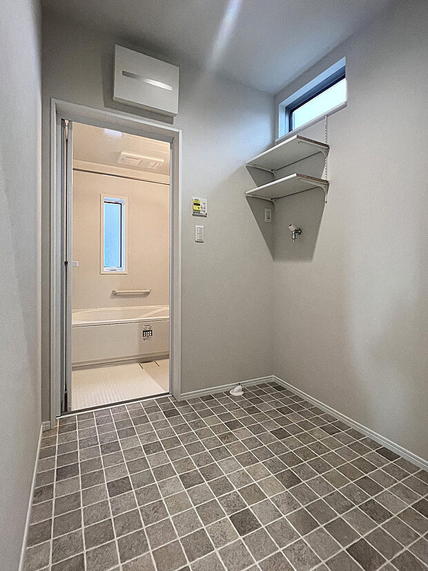 【ランドリールーム】洗濯物が増える子育て世帯にうれしい、ゆとりある独立型ランドリールームを設置。