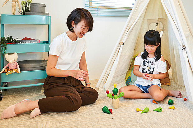 【マルチルーム】
リビングと連なるテキスタイルフロアの空間。柔らかで汗や汚れなども拭き取り易い素材なので、子どもやペットの遊び場に、フィットネスやヨガなどのスペースとしても重宝します。※号棟により採用状況が異なります。※写真はイメージです。