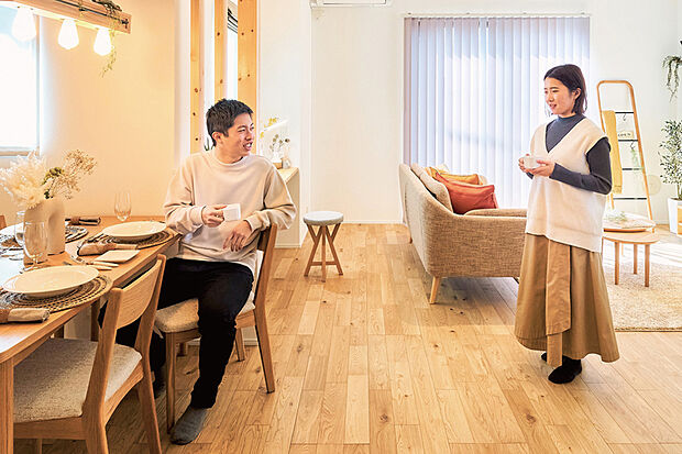 【WIDE LIVING】
家族との時間を満喫できるゆったりとしたリビングを計画しました。友人を招いてのホームパーティーも優雅に楽しめます。※号棟により採用状況が異なります。※画像はイメージです。
