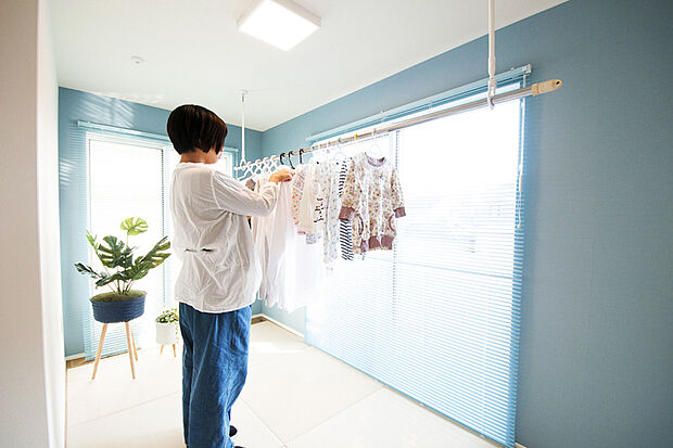 【【ランドリーコーナー】】室内用の竿掛けを取り付けているので、室内干しの空間として使うことができます。※号棟により採用状況が異なります。※Image