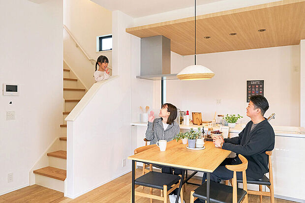 【【リビング階段】】帰宅時や外出時には必ずリビングを通るので、家族のコミュニケーションが深まります。※号棟により採用状況が異なります。※写真はイメージです。