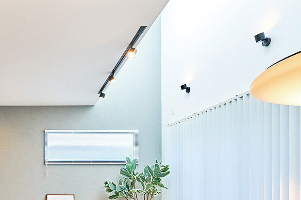 【【吹き抜けのあるLDK】】南側に設けた吹き抜けの開放感と高窓から降りそそぐ陽光に憩う暮らし。※号棟により採用状況が異なります。※写真はイメージです。