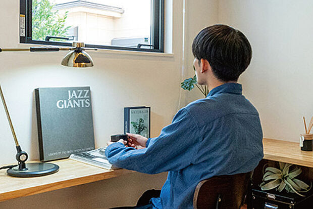 【【スタディスペース】】仕事や趣味、子どもの勉強などに使えるカウンター付。LDKにいる家族と程良い距離を保ちながら自分時間が過ごせます。※号棟により採用状況が異なります。※写真はイメージです。