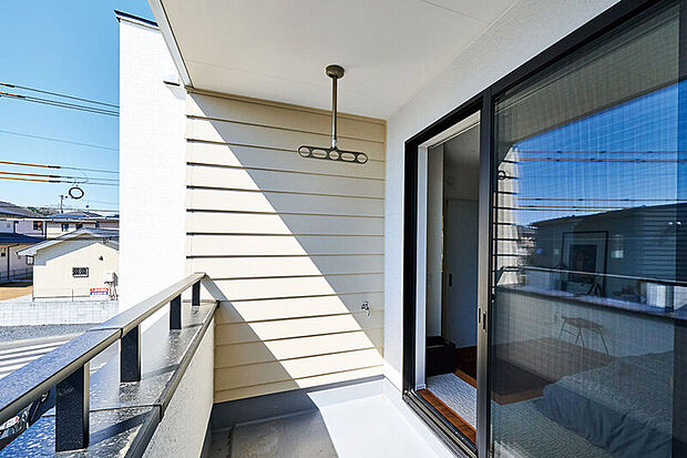 【【インナーバルコニー】】屋根と壁で囲まれたバルコニー形状。洗濯物を干している最中の急な雨でも安心です。※号棟により採用状況が異なります。※写真はイメージです。