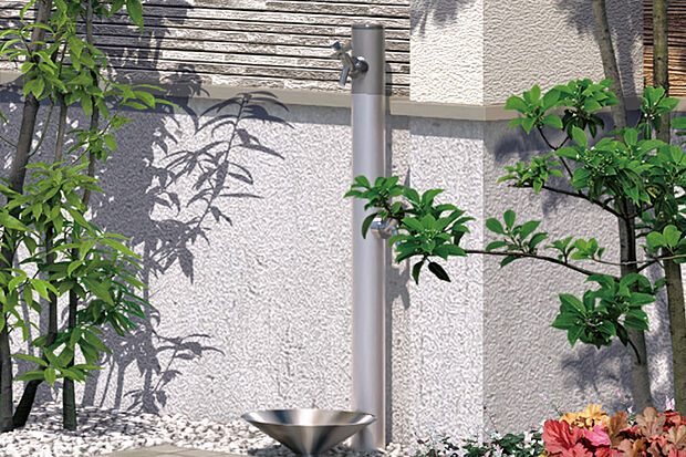 【【外水栓】】植栽の水やりや洗車などに便利な外水栓。住まいに調和するスタイリッシュなデザインを設えました。※街並み完成予想図