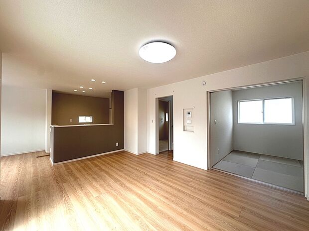 【4号棟 ダイニングと畳ルーム】