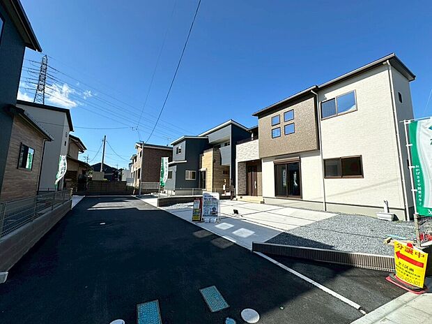 【分譲地内前面道路】整備された広い前面道路で、車の出し入れやお子様との安全な移動がスムーズ!日当たりも良く、明るい環境で生活できますね♪