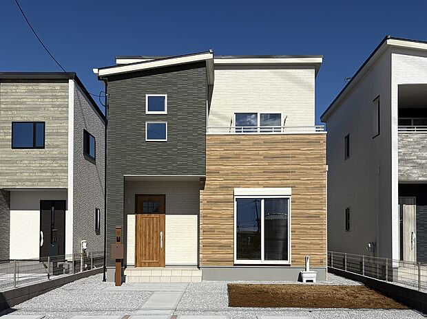 【5号棟 外観写真】
玄関横にゆとりのあるシューズインクローゼット、キッチン横にパントリー!食料品や日用品のストックをまとめてしまえ、整理整頓しやすい設計です♪