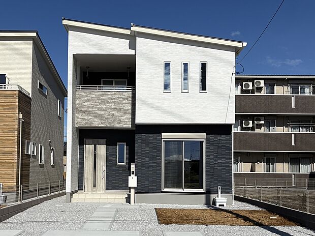 【6号棟 外観写真】
17.7帖のLDKにはカウンターとデン(2帖)を設置!ちょっとした書き物や、集中したい在宅ワーク、お子様のスタディスペースとして便利に活用できますよ♪