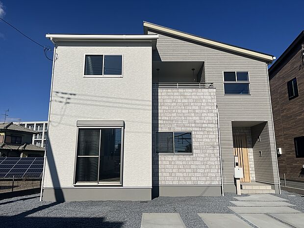 【1号棟　外観】
3色の外壁材を張りわけることでデザイン性のある外観に仕上がりました！
