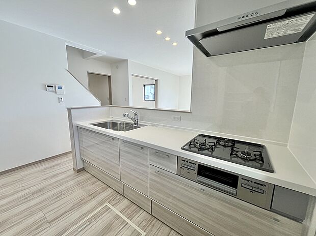 【1号棟　キッチン】
3棟それぞれ色や間取りが異なっているので、まるで注文住宅のようなデザイン♪